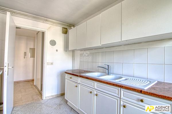 Versailles Rive-Droite Appartement 4 pièces 78.49 m² carrez situé au 2ème et dernier étage €570 000 ** - Référence 26205