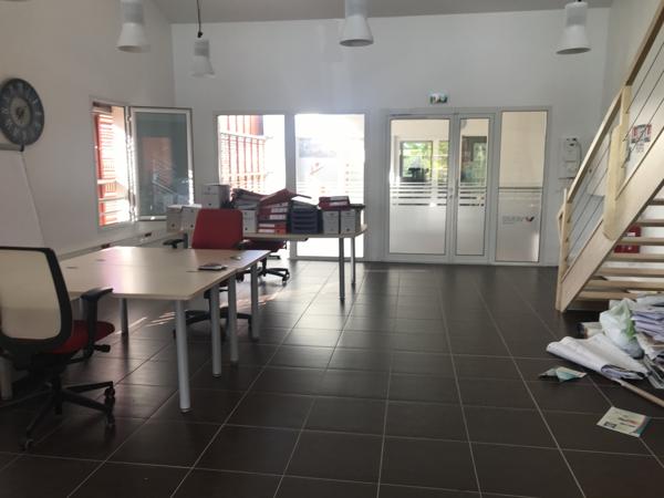 Les Abymes (97139) BUREAU AMENAGE