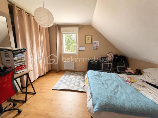 Vous recherchez une maison sur la commune de ST PIERRE LA COUR, idéalement située à toute proximité du centre, de l'école et du collège, lisez la suite, j'ai peut-être votre future maison...
En effet cette maison en brique de 2002 sans aucun travaux à prévoir offre un beau potentiel à ses futurs propriétaires avec une situation idéale. 
Nous commencerons la visite de cette maison par une entrée de 6m2 avec placard qui distribue la pièce de vie 41m2 comprenant le salon-séjour et la cuisine aménagée et équipée donnant accès direct au jardin sans vis à vis, mais aussi un wc séparé et une chambre parentale avec dressing et salle d'eau privative. 
Nous poursuivrons avec l'étage qui dessert un deuxième wc séparé, une salle de bain de 5m2, une chambre de 15m2 au sol, deux autres chambres de 14m2 au sol et enfin une cinquième chambre de 20m2. 
Le mode de chauffage principal est un poêle à granulés et le mode de chauffage initial est un plancher chauffant électrique. Toutes les menuiseries sont en pvc double vitrage avec volets roulants électriques pour les baies et manuels pour les fenêtres. 
Nous continuerons la visite avec le  garage, un espace buanderie a été crée avec accès au jardin. La porte de garage est motorisée. 
Coté extérieur, vous pourrez profiter en toute tranquillité  de la parcelle de 650m2 exposée plein sud, arborée et sans aucun vis à vis. 
La cour devant la maison a été enrobée, possibilité de stationner plusieurs véhicules. 
Si vous le souhaitez, il est possible de créer un double garage ou un carport attenant au garage existant. 
Alors, cette maison correspond à vos critères de recherche ? Appelez-moi pour plus de renseignements et peut-être fixer une visite...
Et n'oubliez pas, Saint-Pierre-La-Cour est une commune dynamique de 2300 habitants avec une école privée, une école publique, un collège privé, un pôle enfance jeunesse, mais aussi, médecins, dentiste, kiné, centre de soins infirmiers, ostéopathes, orthophoniste, psychologue, sage-femme,  pharmacie, infirmières libérales ainsi que de nombreuses infrastructures sportives, des commerces (supérette, boulangerie, boucherie, coiffeurs, bar, etc), avec son accès rapide à l'axe Rennes-Laval et à l'autoroute ainsi que sa gare ferroviaire avec ses arrêts quotidiens.