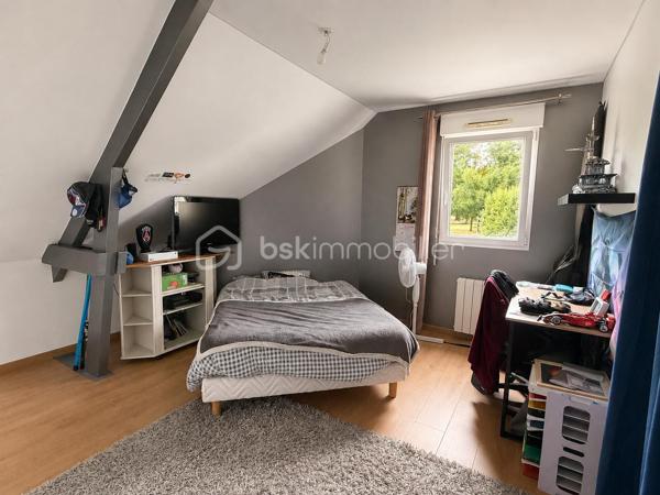 Vous recherchez une maison sur la commune de ST PIERRE LA COUR, idéalement située à toute proximité du centre, de l'école et du collège, lisez la suite, j'ai peut-être votre future maison...
En effet cette maison en brique de 2002 sans aucun travaux à prévoir offre un beau potentiel à ses futurs propriétaires avec une situation idéale. 
Nous commencerons la visite de cette maison par une entrée de 6m2 avec placard qui distribue la pièce de vie 41m2 comprenant le salon-séjour et la cuisine aménagée et équipée donnant accès direct au jardin sans vis à vis, mais aussi un wc séparé et une chambre parentale avec dressing et salle d'eau privative. 
Nous poursuivrons avec l'étage qui dessert un deuxième wc séparé, une salle de bain de 5m2, une chambre de 15m2 au sol, deux autres chambres de 14m2 au sol et enfin une cinquième chambre de 20m2. 
Le mode de chauffage principal est un poêle à granulés et le mode de chauffage initial est un plancher chauffant électrique. Toutes les menuiseries sont en pvc double vitrage avec volets roulants électriques pour les baies et manuels pour les fenêtres. 
Nous continuerons la visite avec le  garage, un espace buanderie a été crée avec accès au jardin. La porte de garage est motorisée. 
Coté extérieur, vous pourrez profiter en toute tranquillité  de la parcelle de 650m2 exposée plein sud, arborée et sans aucun vis à vis. 
La cour devant la maison a été enrobée, possibilité de stationner plusieurs véhicules. 
Si vous le souhaitez, il est possible de créer un double garage ou un carport attenant au garage existant. 
Alors, cette maison correspond à vos critères de recherche ? Appelez-moi pour plus de renseignements et peut-être fixer une visite...
Et n'oubliez pas, Saint-Pierre-La-Cour est une commune dynamique de 2300 habitants avec une école privée, une école publique, un collège privé, un pôle enfance jeunesse, mais aussi, médecins, dentiste, kiné, centre de soins infirmiers, ostéopathes, orthophoniste, psychologue, sage-femme,  pharmacie, infirmières libérales ainsi que de nombreuses infrastructures sportives, des commerces (supérette, boulangerie, boucherie, coiffeurs, bar, etc), avec son accès rapide à l'axe Rennes-Laval et à l'autoroute ainsi que sa gare ferroviaire avec ses arrêts quotidiens.