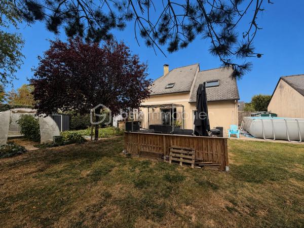 Vous recherchez une maison sur la commune de ST PIERRE LA COUR, idéalement située à toute proximité du centre, de l'école et du collège, lisez la suite, j'ai peut-être votre future maison...
En effet cette maison en brique de 2002 sans aucun travaux à prévoir offre un beau potentiel à ses futurs propriétaires avec une situation idéale. 
Nous commencerons la visite de cette maison par une entrée de 6m2 avec placard qui distribue la pièce de vie 41m2 comprenant le salon-séjour et la cuisine aménagée et équipée donnant accès direct au jardin sans vis à vis, mais aussi un wc séparé et une chambre parentale avec dressing et salle d'eau privative. 
Nous poursuivrons avec l'étage qui dessert un deuxième wc séparé, une salle de bain de 5m2, une chambre de 15m2 au sol, deux autres chambres de 14m2 au sol et enfin une cinquième chambre de 20m2. 
Le mode de chauffage principal est un poêle à granulés et le mode de chauffage initial est un plancher chauffant électrique. Toutes les menuiseries sont en pvc double vitrage avec volets roulants électriques pour les baies et manuels pour les fenêtres. 
Nous continuerons la visite avec le  garage, un espace buanderie a été crée avec accès au jardin. La porte de garage est motorisée. 
Coté extérieur, vous pourrez profiter en toute tranquillité  de la parcelle de 650m2 exposée plein sud, arborée et sans aucun vis à vis. 
La cour devant la maison a été enrobée, possibilité de stationner plusieurs véhicules. 
Si vous le souhaitez, il est possible de créer un double garage ou un carport attenant au garage existant. 
Alors, cette maison correspond à vos critères de recherche ? Appelez-moi pour plus de renseignements et peut-être fixer une visite...
Et n'oubliez pas, Saint-Pierre-La-Cour est une commune dynamique de 2300 habitants avec une école privée, une école publique, un collège privé, un pôle enfance jeunesse, mais aussi, médecins, dentiste, kiné, centre de soins infirmiers, ostéopathes, orthophoniste, psychologue, sage-femme,  pharmacie, infirmières libérales ainsi que de nombreuses infrastructures sportives, des commerces (supérette, boulangerie, boucherie, coiffeurs, bar, etc), avec son accès rapide à l'axe Rennes-Laval et à l'autoroute ainsi que sa gare ferroviaire avec ses arrêts quotidiens.