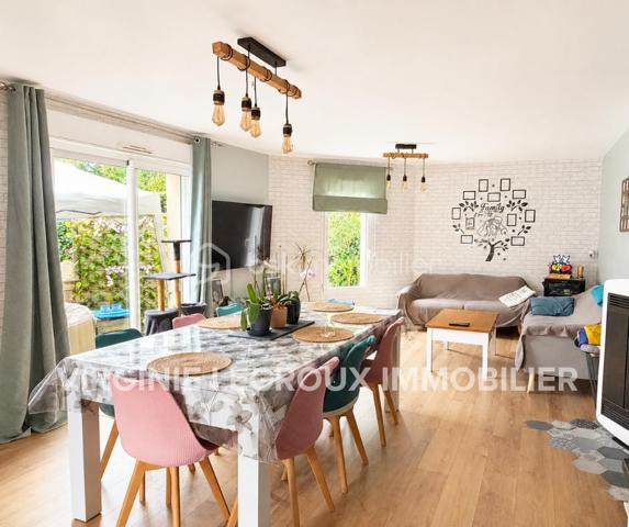 Vous recherchez une maison sur la commune de ST PIERRE LA COUR, idéalement située à toute proximité du centre, de l'école et du collège, lisez la suite, j'ai peut-être votre future maison...
En effet cette maison en brique de 2002 sans aucun travaux à prévoir offre un beau potentiel à ses futurs propriétaires avec une situation idéale. 
Nous commencerons la visite de cette maison par une entrée de 6m2 avec placard qui distribue la pièce de vie 41m2 comprenant le salon-séjour et la cuisine aménagée et équipée donnant accès direct au jardin sans vis à vis, mais aussi un wc séparé et une chambre parentale avec dressing et salle d'eau privative. 
Nous poursuivrons avec l'étage qui dessert un deuxième wc séparé, une salle de bain de 5m2, une chambre de 15m2 au sol, deux autres chambres de 14m2 au sol et enfin une cinquième chambre de 20m2. 
Le mode de chauffage principal est un poêle à granulés et le mode de chauffage initial est un plancher chauffant électrique. Toutes les menuiseries sont en pvc double vitrage avec volets roulants électriques pour les baies et manuels pour les fenêtres. 
Nous continuerons la visite avec le  garage, un espace buanderie a été crée avec accès au jardin. La porte de garage est motorisée. 
Coté extérieur, vous pourrez profiter en toute tranquillité  de la parcelle de 650m2 exposée plein sud, arborée et sans aucun vis à vis. 
La cour devant la maison a été enrobée, possibilité de stationner plusieurs véhicules. 
Si vous le souhaitez, il est possible de créer un double garage ou un carport attenant au garage existant. 
Alors, cette maison correspond à vos critères de recherche ? Appelez-moi pour plus de renseignements et peut-être fixer une visite...
Et n'oubliez pas, Saint-Pierre-La-Cour est une commune dynamique de 2300 habitants avec une école privée, une école publique, un collège privé, un pôle enfance jeunesse, mais aussi, médecins, dentiste, kiné, centre de soins infirmiers, ostéopathes, orthophoniste, psychologue, sage-femme,  pharmacie, infirmières libérales ainsi que de nombreuses infrastructures sportives, des commerces (supérette, boulangerie, boucherie, coiffeurs, bar, etc), avec son accès rapide à l'axe Rennes-Laval et à l'autoroute ainsi que sa gare ferroviaire avec ses arrêts quotidiens.