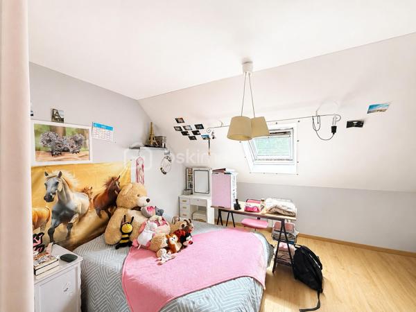 Vous recherchez une maison sur la commune de ST PIERRE LA COUR, idéalement située à toute proximité du centre, de l'école et du collège, lisez la suite, j'ai peut-être votre future maison...
En effet cette maison en brique de 2002 sans aucun travaux à prévoir offre un beau potentiel à ses futurs propriétaires avec une situation idéale. 
Nous commencerons la visite de cette maison par une entrée de 6m2 avec placard qui distribue la pièce de vie 41m2 comprenant le salon-séjour et la cuisine aménagée et équipée donnant accès direct au jardin sans vis à vis, mais aussi un wc séparé et une chambre parentale avec dressing et salle d'eau privative. 
Nous poursuivrons avec l'étage qui dessert un deuxième wc séparé, une salle de bain de 5m2, une chambre de 15m2 au sol, deux autres chambres de 14m2 au sol et enfin une cinquième chambre de 20m2. 
Le mode de chauffage principal est un poêle à granulés et le mode de chauffage initial est un plancher chauffant électrique. Toutes les menuiseries sont en pvc double vitrage avec volets roulants électriques pour les baies et manuels pour les fenêtres. 
Nous continuerons la visite avec le  garage, un espace buanderie a été crée avec accès au jardin. La porte de garage est motorisée. 
Coté extérieur, vous pourrez profiter en toute tranquillité  de la parcelle de 650m2 exposée plein sud, arborée et sans aucun vis à vis. 
La cour devant la maison a été enrobée, possibilité de stationner plusieurs véhicules. 
Si vous le souhaitez, il est possible de créer un double garage ou un carport attenant au garage existant. 
Alors, cette maison correspond à vos critères de recherche ? Appelez-moi pour plus de renseignements et peut-être fixer une visite...
Et n'oubliez pas, Saint-Pierre-La-Cour est une commune dynamique de 2300 habitants avec une école privée, une école publique, un collège privé, un pôle enfance jeunesse, mais aussi, médecins, dentiste, kiné, centre de soins infirmiers, ostéopathes, orthophoniste, psychologue, sage-femme,  pharmacie, infirmières libérales ainsi que de nombreuses infrastructures sportives, des commerces (supérette, boulangerie, boucherie, coiffeurs, bar, etc), avec son accès rapide à l'axe Rennes-Laval et à l'autoroute ainsi que sa gare ferroviaire avec ses arrêts quotidiens.