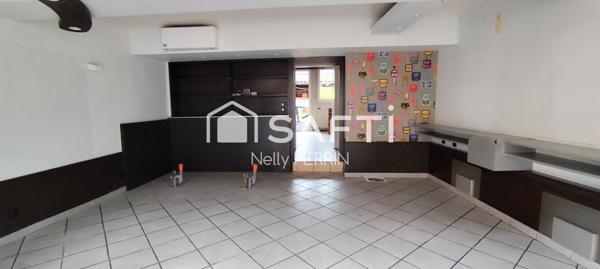 IMMEUBLE AVEC 2 LOCAUX COMMERCIAUX, 1 APPARTEMENT A RAFRAICHIR ET COMBLES AMENAGEABLES