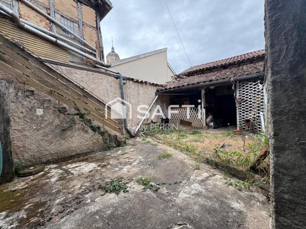 IMMEUBLE AVEC 2 LOCAUX COMMERCIAUX, 1 APPARTEMENT A RAFRAICHIR ET COMBLES AMENAGEABLES