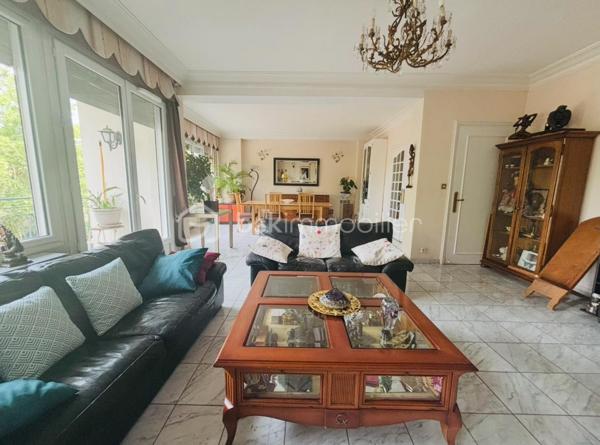 Venez découvrir ce magnifique appartement de 150 m², idéalement situé face au prestigieux Parc de la Tête d'Or, dans un environnement privilégié, recherché pour sa qualité de vie.

Les habitants apprécient cette proximité exceptionnelle avec le véritable « poumon vert » de la ville, offrant un cadre de vie unique entre nature et dynamisme urbain. Le quartier séduit également par son calme, ses nombreux commerces de proximité, ses transports en commun et la présence d'établissements scolaires réputés, notamment le prestigieux lycée du Parc, particulièrement prisé des familles.

Dès l'entrée, vous serez séduit par sa spacieuse pièce de vie de 55 m², baignée de lumière. La cuisine équipée indépendante complète harmonieusement cet espace de réception.

L'appartement se compose actuellement de trois belles chambres, toutes dotées d'un joli parquet, d'une salle de bains, d'une salle d'eau ainsi que de nombreux espaces de rangement. 

Configuré aujourd'hui en T4, il offre un fort potentiel d'aménagement et peut facilement être transformé en T5 selon vos besoins.

Vous profiterez également d'un balcon de 15 m², sans vis-à-vis, offrant une vue imprenable sur le Parc de la Tête d'Or : un véritable prolongement de votre espace de vie.

Une cave complète à la fois ce bien.

Quelques travaux de rafraichissements permettront de révéler tout le potentiel de ce bien d'exception et de le personnaliser selon vos envies.

Les charges de copropriété comprennent le chauffage urbain ainsi que la production d'eau chaude et un gardiennage.