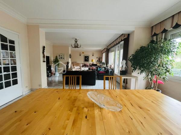 Venez découvrir ce magnifique appartement de 150 m², idéalement situé face au prestigieux Parc de la Tête d'Or, dans un environnement privilégié, recherché pour sa qualité de vie.

Les habitants apprécient cette proximité exceptionnelle avec le véritable « poumon vert » de la ville, offrant un cadre de vie unique entre nature et dynamisme urbain. Le quartier séduit également par son calme, ses nombreux commerces de proximité, ses transports en commun et la présence d'établissements scolaires réputés, notamment le prestigieux lycée du Parc, particulièrement prisé des familles.

Dès l'entrée, vous serez séduit par sa spacieuse pièce de vie de 55 m², baignée de lumière. La cuisine équipée indépendante complète harmonieusement cet espace de réception.

L'appartement se compose actuellement de trois belles chambres, toutes dotées d'un joli parquet, d'une salle de bains, d'une salle d'eau ainsi que de nombreux espaces de rangement. 

Configuré aujourd'hui en T4, il offre un fort potentiel d'aménagement et peut facilement être transformé en T5 selon vos besoins.

Vous profiterez également d'un balcon de 15 m², sans vis-à-vis, offrant une vue imprenable sur le Parc de la Tête d'Or : un véritable prolongement de votre espace de vie.

Une cave complète à la fois ce bien.

Quelques travaux de rafraichissements permettront de révéler tout le potentiel de ce bien d'exception et de le personnaliser selon vos envies.

Les charges de copropriété comprennent le chauffage urbain ainsi que la production d'eau chaude et un gardiennage.