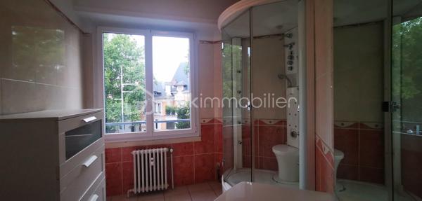 Venez découvrir ce magnifique appartement de 150 m², idéalement situé face au prestigieux Parc de la Tête d'Or, dans un environnement privilégié, recherché pour sa qualité de vie.

Les habitants apprécient cette proximité exceptionnelle avec le véritable « poumon vert » de la ville, offrant un cadre de vie unique entre nature et dynamisme urbain. Le quartier séduit également par son calme, ses nombreux commerces de proximité, ses transports en commun et la présence d'établissements scolaires réputés, notamment le prestigieux lycée du Parc, particulièrement prisé des familles.

Dès l'entrée, vous serez séduit par sa spacieuse pièce de vie de 55 m², baignée de lumière. La cuisine équipée indépendante complète harmonieusement cet espace de réception.

L'appartement se compose actuellement de trois belles chambres, toutes dotées d'un joli parquet, d'une salle de bains, d'une salle d'eau ainsi que de nombreux espaces de rangement. 

Configuré aujourd'hui en T4, il offre un fort potentiel d'aménagement et peut facilement être transformé en T5 selon vos besoins.

Vous profiterez également d'un balcon de 15 m², sans vis-à-vis, offrant une vue imprenable sur le Parc de la Tête d'Or : un véritable prolongement de votre espace de vie.

Une cave complète à la fois ce bien.

Quelques travaux de rafraichissements permettront de révéler tout le potentiel de ce bien d'exception et de le personnaliser selon vos envies.

Les charges de copropriété comprennent le chauffage urbain ainsi que la production d'eau chaude et un gardiennage.