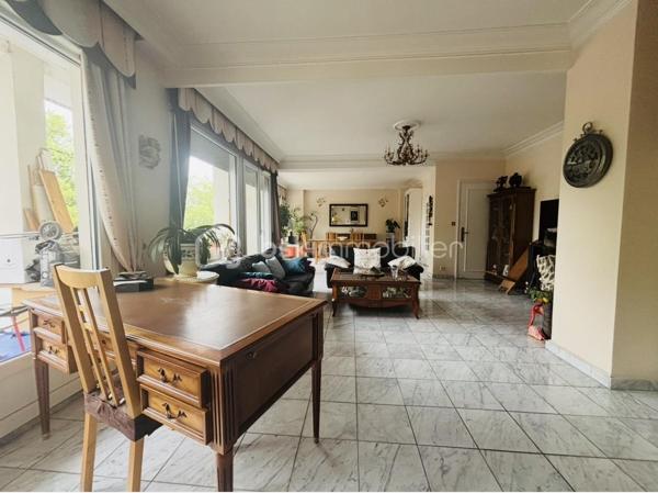 Venez découvrir ce magnifique appartement de 150 m², idéalement situé face au prestigieux Parc de la Tête d'Or, dans un environnement privilégié, recherché pour sa qualité de vie.

Les habitants apprécient cette proximité exceptionnelle avec le véritable « poumon vert » de la ville, offrant un cadre de vie unique entre nature et dynamisme urbain. Le quartier séduit également par son calme, ses nombreux commerces de proximité, ses transports en commun et la présence d'établissements scolaires réputés, notamment le prestigieux lycée du Parc, particulièrement prisé des familles.

Dès l'entrée, vous serez séduit par sa spacieuse pièce de vie de 55 m², baignée de lumière. La cuisine équipée indépendante complète harmonieusement cet espace de réception.

L'appartement se compose actuellement de trois belles chambres, toutes dotées d'un joli parquet, d'une salle de bains, d'une salle d'eau ainsi que de nombreux espaces de rangement. 

Configuré aujourd'hui en T4, il offre un fort potentiel d'aménagement et peut facilement être transformé en T5 selon vos besoins.

Vous profiterez également d'un balcon de 15 m², sans vis-à-vis, offrant une vue imprenable sur le Parc de la Tête d'Or : un véritable prolongement de votre espace de vie.

Une cave complète à la fois ce bien.

Quelques travaux de rafraichissements permettront de révéler tout le potentiel de ce bien d'exception et de le personnaliser selon vos envies.

Les charges de copropriété comprennent le chauffage urbain ainsi que la production d'eau chaude et un gardiennage.