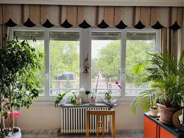 Venez découvrir ce magnifique appartement de 150 m², idéalement situé face au prestigieux Parc de la Tête d'Or, dans un environnement privilégié, recherché pour sa qualité de vie.

Les habitants apprécient cette proximité exceptionnelle avec le véritable « poumon vert » de la ville, offrant un cadre de vie unique entre nature et dynamisme urbain. Le quartier séduit également par son calme, ses nombreux commerces de proximité, ses transports en commun et la présence d'établissements scolaires réputés, notamment le prestigieux lycée du Parc, particulièrement prisé des familles.

Dès l'entrée, vous serez séduit par sa spacieuse pièce de vie de 55 m², baignée de lumière. La cuisine équipée indépendante complète harmonieusement cet espace de réception.

L'appartement se compose actuellement de trois belles chambres, toutes dotées d'un joli parquet, d'une salle de bains, d'une salle d'eau ainsi que de nombreux espaces de rangement. 

Configuré aujourd'hui en T4, il offre un fort potentiel d'aménagement et peut facilement être transformé en T5 selon vos besoins.

Vous profiterez également d'un balcon de 15 m², sans vis-à-vis, offrant une vue imprenable sur le Parc de la Tête d'Or : un véritable prolongement de votre espace de vie.

Une cave complète à la fois ce bien.

Quelques travaux de rafraichissements permettront de révéler tout le potentiel de ce bien d'exception et de le personnaliser selon vos envies.

Les charges de copropriété comprennent le chauffage urbain ainsi que la production d'eau chaude et un gardiennage.