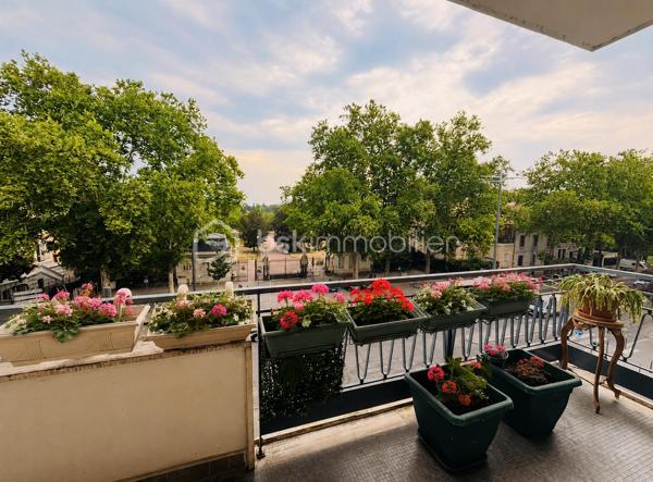 Venez découvrir ce magnifique appartement de 150 m², idéalement situé face au prestigieux Parc de la Tête d'Or, dans un environnement privilégié, recherché pour sa qualité de vie.

Les habitants apprécient cette proximité exceptionnelle avec le véritable « poumon vert » de la ville, offrant un cadre de vie unique entre nature et dynamisme urbain. Le quartier séduit également par son calme, ses nombreux commerces de proximité, ses transports en commun et la présence d'établissements scolaires réputés, notamment le prestigieux lycée du Parc, particulièrement prisé des familles.

Dès l'entrée, vous serez séduit par sa spacieuse pièce de vie de 55 m², baignée de lumière. La cuisine équipée indépendante complète harmonieusement cet espace de réception.

L'appartement se compose actuellement de trois belles chambres, toutes dotées d'un joli parquet, d'une salle de bains, d'une salle d'eau ainsi que de nombreux espaces de rangement. 

Configuré aujourd'hui en T4, il offre un fort potentiel d'aménagement et peut facilement être transformé en T5 selon vos besoins.

Vous profiterez également d'un balcon de 15 m², sans vis-à-vis, offrant une vue imprenable sur le Parc de la Tête d'Or : un véritable prolongement de votre espace de vie.

Une cave complète à la fois ce bien.

Quelques travaux de rafraichissements permettront de révéler tout le potentiel de ce bien d'exception et de le personnaliser selon vos envies.

Les charges de copropriété comprennent le chauffage urbain ainsi que la production d'eau chaude et un gardiennage.