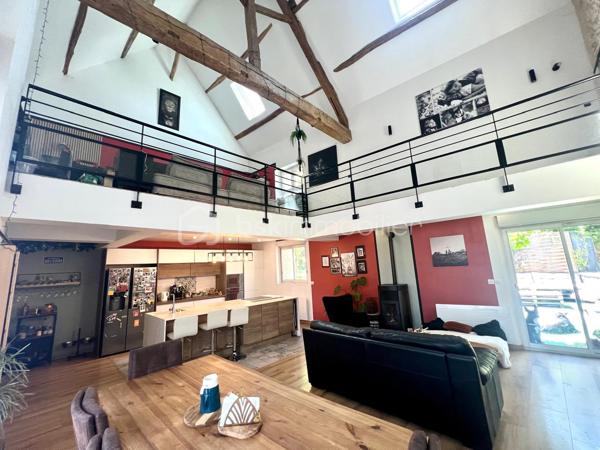 A 12min d'Etampes ( 11km) au coeur de la Vallée de la juine, venez découvrir cette maison en pierre atypique et pleine de charme, composée à la base de deux maisons, aujourd'hui réunies offrant ainsi de beaux espaces pour une vie familiale et/ou une activité professionnelle (gîtes, libérales, ect...) grâce à son vaste bureau doté de son entrée et d'un compteur électrique indépendants. Ce bien comprend entrée, cuisine aménagée et équipée ouverte sur le magnifique séjour cathédrale avec poêle à granule, un WC indépendant. A l'étage palier desservant 3 chambres, un grand dressing pouvant servir de 4 ème chambre, deux salle(s) de bains avec WC et un grenier aménageable. Atouts supplémentaires une cave, un grand terrain de 988m² clos et arboré avec terrasse intimiste idéal pour les amoureux de calme et verdure sans vis-à vis.