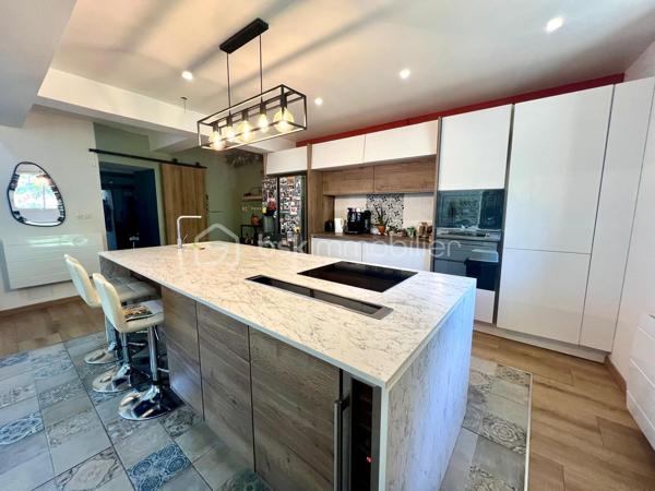 A 12min d'Etampes ( 11km) au coeur de la Vallée de la juine, venez découvrir cette maison en pierre atypique et pleine de charme, composée à la base de deux maisons, aujourd'hui réunies offrant ainsi de beaux espaces pour une vie familiale et/ou une activité professionnelle (gîtes, libérales, ect...) grâce à son vaste bureau doté de son entrée et d'un compteur électrique indépendants. Ce bien comprend entrée, cuisine aménagée et équipée ouverte sur le magnifique séjour cathédrale avec poêle à granule, un WC indépendant. A l'étage palier desservant 3 chambres, un grand dressing pouvant servir de 4 ème chambre, deux salle(s) de bains avec WC et un grenier aménageable. Atouts supplémentaires une cave, un grand terrain de 988m² clos et arboré avec terrasse intimiste idéal pour les amoureux de calme et verdure sans vis-à vis.