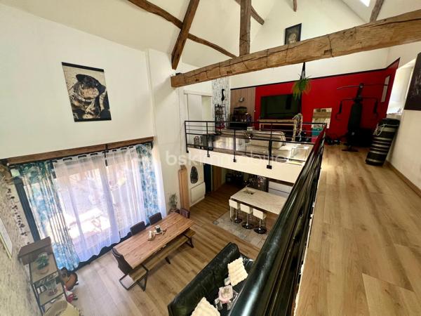 A 12min d'Etampes ( 11km) au coeur de la Vallée de la juine, venez découvrir cette maison en pierre atypique et pleine de charme, composée à la base de deux maisons, aujourd'hui réunies offrant ainsi de beaux espaces pour une vie familiale et/ou une activité professionnelle (gîtes, libérales, ect...) grâce à son vaste bureau doté de son entrée et d'un compteur électrique indépendants. Ce bien comprend entrée, cuisine aménagée et équipée ouverte sur le magnifique séjour cathédrale avec poêle à granule, un WC indépendant. A l'étage palier desservant 3 chambres, un grand dressing pouvant servir de 4 ème chambre, deux salle(s) de bains avec WC et un grenier aménageable. Atouts supplémentaires une cave, un grand terrain de 988m² clos et arboré avec terrasse intimiste idéal pour les amoureux de calme et verdure sans vis-à vis.