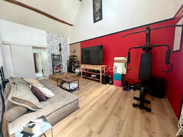 A 12min d'Etampes ( 11km) au coeur de la Vallée de la juine, venez découvrir cette maison en pierre atypique et pleine de charme, composée à la base de deux maisons, aujourd'hui réunies offrant ainsi de beaux espaces pour une vie familiale et/ou une activité professionnelle (gîtes, libérales, ect...) grâce à son vaste bureau doté de son entrée et d'un compteur électrique indépendants. Ce bien comprend entrée, cuisine aménagée et équipée ouverte sur le magnifique séjour cathédrale avec poêle à granule, un WC indépendant. A l'étage palier desservant 3 chambres, un grand dressing pouvant servir de 4 ème chambre, deux salle(s) de bains avec WC et un grenier aménageable. Atouts supplémentaires une cave, un grand terrain de 988m² clos et arboré avec terrasse intimiste idéal pour les amoureux de calme et verdure sans vis-à vis.