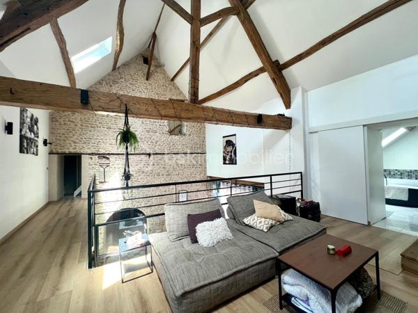 A 12min d'Etampes ( 11km) au coeur de la Vallée de la juine, venez découvrir cette maison en pierre atypique et pleine de charme, composée à la base de deux maisons, aujourd'hui réunies offrant ainsi de beaux espaces pour une vie familiale et/ou une activité professionnelle (gîtes, libérales, ect...) grâce à son vaste bureau doté de son entrée et d'un compteur électrique indépendants. Ce bien comprend entrée, cuisine aménagée et équipée ouverte sur le magnifique séjour cathédrale avec poêle à granule, un WC indépendant. A l'étage palier desservant 3 chambres, un grand dressing pouvant servir de 4 ème chambre, deux salle(s) de bains avec WC et un grenier aménageable. Atouts supplémentaires une cave, un grand terrain de 988m² clos et arboré avec terrasse intimiste idéal pour les amoureux de calme et verdure sans vis-à vis.