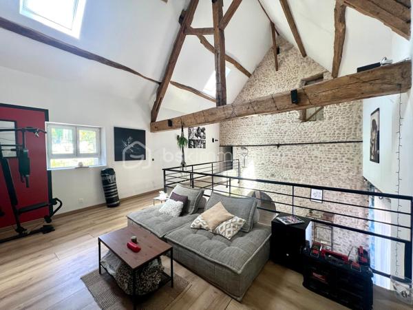 A 12min d'Etampes ( 11km) au coeur de la Vallée de la juine, venez découvrir cette maison en pierre atypique et pleine de charme, composée à la base de deux maisons, aujourd'hui réunies offrant ainsi de beaux espaces pour une vie familiale et/ou une activité professionnelle (gîtes, libérales, ect...) grâce à son vaste bureau doté de son entrée et d'un compteur électrique indépendants. Ce bien comprend entrée, cuisine aménagée et équipée ouverte sur le magnifique séjour cathédrale avec poêle à granule, un WC indépendant. A l'étage palier desservant 3 chambres, un grand dressing pouvant servir de 4 ème chambre, deux salle(s) de bains avec WC et un grenier aménageable. Atouts supplémentaires une cave, un grand terrain de 988m² clos et arboré avec terrasse intimiste idéal pour les amoureux de calme et verdure sans vis-à vis.