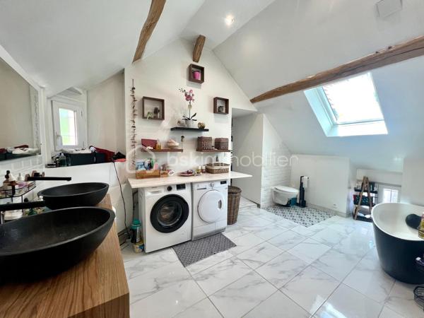 A 12min d'Etampes ( 11km) au coeur de la Vallée de la juine, venez découvrir cette maison en pierre atypique et pleine de charme, composée à la base de deux maisons, aujourd'hui réunies offrant ainsi de beaux espaces pour une vie familiale et/ou une activité professionnelle (gîtes, libérales, ect...) grâce à son vaste bureau doté de son entrée et d'un compteur électrique indépendants. Ce bien comprend entrée, cuisine aménagée et équipée ouverte sur le magnifique séjour cathédrale avec poêle à granule, un WC indépendant. A l'étage palier desservant 3 chambres, un grand dressing pouvant servir de 4 ème chambre, deux salle(s) de bains avec WC et un grenier aménageable. Atouts supplémentaires une cave, un grand terrain de 988m² clos et arboré avec terrasse intimiste idéal pour les amoureux de calme et verdure sans vis-à vis.