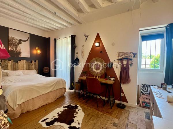 A 12min d'Etampes ( 11km) au coeur de la Vallée de la juine, venez découvrir cette maison en pierre atypique et pleine de charme, composée à la base de deux maisons, aujourd'hui réunies offrant ainsi de beaux espaces pour une vie familiale et/ou une activité professionnelle (gîtes, libérales, ect...) grâce à son vaste bureau doté de son entrée et d'un compteur électrique indépendants. Ce bien comprend entrée, cuisine aménagée et équipée ouverte sur le magnifique séjour cathédrale avec poêle à granule, un WC indépendant. A l'étage palier desservant 3 chambres, un grand dressing pouvant servir de 4 ème chambre, deux salle(s) de bains avec WC et un grenier aménageable. Atouts supplémentaires une cave, un grand terrain de 988m² clos et arboré avec terrasse intimiste idéal pour les amoureux de calme et verdure sans vis-à vis.
