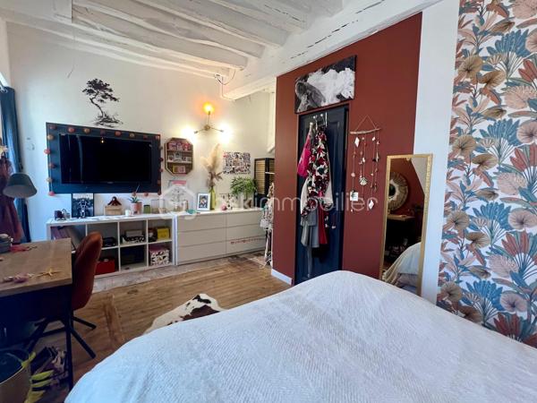 A 12min d'Etampes ( 11km) au coeur de la Vallée de la juine, venez découvrir cette maison en pierre atypique et pleine de charme, composée à la base de deux maisons, aujourd'hui réunies offrant ainsi de beaux espaces pour une vie familiale et/ou une activité professionnelle (gîtes, libérales, ect...) grâce à son vaste bureau doté de son entrée et d'un compteur électrique indépendants. Ce bien comprend entrée, cuisine aménagée et équipée ouverte sur le magnifique séjour cathédrale avec poêle à granule, un WC indépendant. A l'étage palier desservant 3 chambres, un grand dressing pouvant servir de 4 ème chambre, deux salle(s) de bains avec WC et un grenier aménageable. Atouts supplémentaires une cave, un grand terrain de 988m² clos et arboré avec terrasse intimiste idéal pour les amoureux de calme et verdure sans vis-à vis.