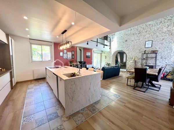 A 12min d'Etampes ( 11km) au coeur de la Vallée de la juine, venez découvrir cette maison en pierre atypique et pleine de charme, composée à la base de deux maisons, aujourd'hui réunies offrant ainsi de beaux espaces pour une vie familiale et/ou une activité professionnelle (gîtes, libérales, ect...) grâce à son vaste bureau doté de son entrée et d'un compteur électrique indépendants. Ce bien comprend entrée, cuisine aménagée et équipée ouverte sur le magnifique séjour cathédrale avec poêle à granule, un WC indépendant. A l'étage palier desservant 3 chambres, un grand dressing pouvant servir de 4 ème chambre, deux salle(s) de bains avec WC et un grenier aménageable. Atouts supplémentaires une cave, un grand terrain de 988m² clos et arboré avec terrasse intimiste idéal pour les amoureux de calme et verdure sans vis-à vis.
