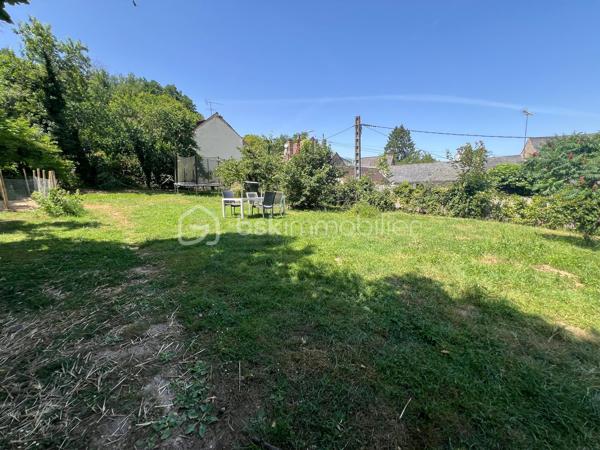 A 12min d'Etampes ( 11km) au coeur de la Vallée de la juine, venez découvrir cette maison en pierre atypique et pleine de charme, composée à la base de deux maisons, aujourd'hui réunies offrant ainsi de beaux espaces pour une vie familiale et/ou une activité professionnelle (gîtes, libérales, ect...) grâce à son vaste bureau doté de son entrée et d'un compteur électrique indépendants. Ce bien comprend entrée, cuisine aménagée et équipée ouverte sur le magnifique séjour cathédrale avec poêle à granule, un WC indépendant. A l'étage palier desservant 3 chambres, un grand dressing pouvant servir de 4 ème chambre, deux salle(s) de bains avec WC et un grenier aménageable. Atouts supplémentaires une cave, un grand terrain de 988m² clos et arboré avec terrasse intimiste idéal pour les amoureux de calme et verdure sans vis-à vis.