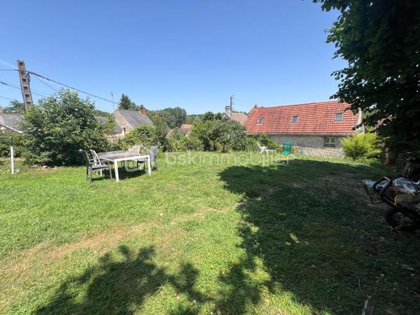 A 12min d'Etampes ( 11km) au coeur de la Vallée de la juine, venez découvrir cette maison en pierre atypique et pleine de charme, composée à la base de deux maisons, aujourd'hui réunies offrant ainsi de beaux espaces pour une vie familiale et/ou une activité professionnelle (gîtes, libérales, ect...) grâce à son vaste bureau doté de son entrée et d'un compteur électrique indépendants. Ce bien comprend entrée, cuisine aménagée et équipée ouverte sur le magnifique séjour cathédrale avec poêle à granule, un WC indépendant. A l'étage palier desservant 3 chambres, un grand dressing pouvant servir de 4 ème chambre, deux salle(s) de bains avec WC et un grenier aménageable. Atouts supplémentaires une cave, un grand terrain de 988m² clos et arboré avec terrasse intimiste idéal pour les amoureux de calme et verdure sans vis-à vis.