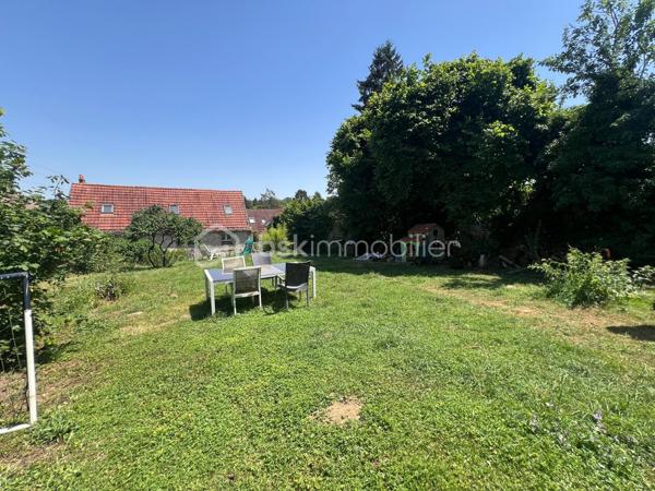 A 12min d'Etampes ( 11km) au coeur de la Vallée de la juine, venez découvrir cette maison en pierre atypique et pleine de charme, composée à la base de deux maisons, aujourd'hui réunies offrant ainsi de beaux espaces pour une vie familiale et/ou une activité professionnelle (gîtes, libérales, ect...) grâce à son vaste bureau doté de son entrée et d'un compteur électrique indépendants. Ce bien comprend entrée, cuisine aménagée et équipée ouverte sur le magnifique séjour cathédrale avec poêle à granule, un WC indépendant. A l'étage palier desservant 3 chambres, un grand dressing pouvant servir de 4 ème chambre, deux salle(s) de bains avec WC et un grenier aménageable. Atouts supplémentaires une cave, un grand terrain de 988m² clos et arboré avec terrasse intimiste idéal pour les amoureux de calme et verdure sans vis-à vis.