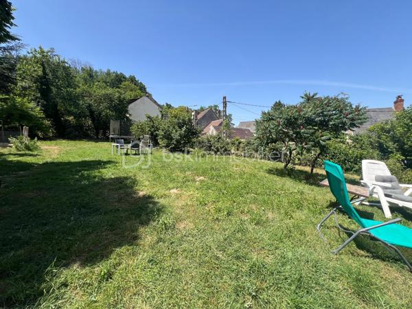 A 12min d'Etampes ( 11km) au coeur de la Vallée de la juine, venez découvrir cette maison en pierre atypique et pleine de charme, composée à la base de deux maisons, aujourd'hui réunies offrant ainsi de beaux espaces pour une vie familiale et/ou une activité professionnelle (gîtes, libérales, ect...) grâce à son vaste bureau doté de son entrée et d'un compteur électrique indépendants. Ce bien comprend entrée, cuisine aménagée et équipée ouverte sur le magnifique séjour cathédrale avec poêle à granule, un WC indépendant. A l'étage palier desservant 3 chambres, un grand dressing pouvant servir de 4 ème chambre, deux salle(s) de bains avec WC et un grenier aménageable. Atouts supplémentaires une cave, un grand terrain de 988m² clos et arboré avec terrasse intimiste idéal pour les amoureux de calme et verdure sans vis-à vis.