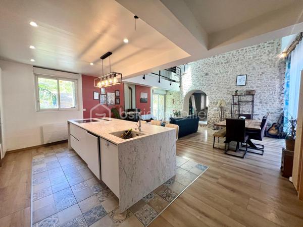 A 12min d'Etampes ( 11km) au coeur de la Vallée de la juine, venez découvrir cette maison en pierre atypique et pleine de charme, composée à la base de deux maisons, aujourd'hui réunies offrant ainsi de beaux espaces pour une vie familiale et/ou une activité professionnelle (gîtes, libérales, ect...) grâce à son vaste bureau doté de son entrée et d'un compteur électrique indépendants. Ce bien comprend entrée, cuisine aménagée et équipée ouverte sur le magnifique séjour cathédrale avec poêle à granule, un WC indépendant. A l'étage palier desservant 3 chambres, un grand dressing pouvant servir de 4 ème chambre, deux salle(s) de bains avec WC et un grenier aménageable. Atouts supplémentaires une cave, un grand terrain de 988m² clos et arboré avec terrasse intimiste idéal pour les amoureux de calme et verdure sans vis-à vis.