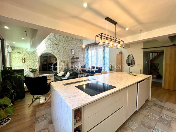 A 12min d'Etampes ( 11km) au coeur de la Vallée de la juine, venez découvrir cette maison en pierre atypique et pleine de charme, composée à la base de deux maisons, aujourd'hui réunies offrant ainsi de beaux espaces pour une vie familiale et/ou une activité professionnelle (gîtes, libérales, ect...) grâce à son vaste bureau doté de son entrée et d'un compteur électrique indépendants. Ce bien comprend entrée, cuisine aménagée et équipée ouverte sur le magnifique séjour cathédrale avec poêle à granule, un WC indépendant. A l'étage palier desservant 3 chambres, un grand dressing pouvant servir de 4 ème chambre, deux salle(s) de bains avec WC et un grenier aménageable. Atouts supplémentaires une cave, un grand terrain de 988m² clos et arboré avec terrasse intimiste idéal pour les amoureux de calme et verdure sans vis-à vis.