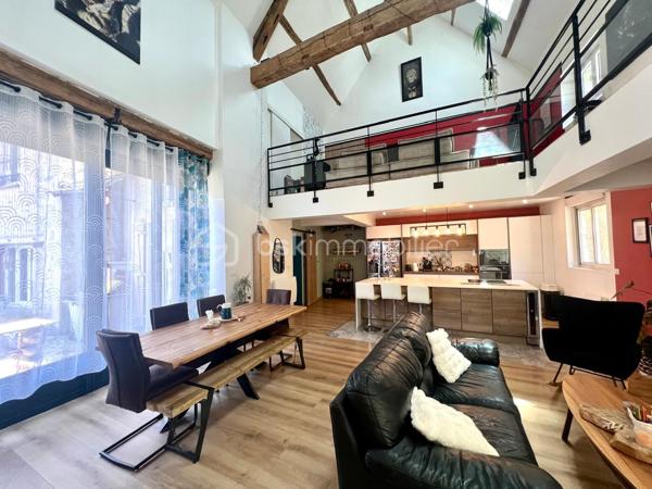 A 12min d'Etampes ( 11km) au coeur de la Vallée de la juine, venez découvrir cette maison en pierre atypique et pleine de charme, composée à la base de deux maisons, aujourd'hui réunies offrant ainsi de beaux espaces pour une vie familiale et/ou une activité professionnelle (gîtes, libérales, ect...) grâce à son vaste bureau doté de son entrée et d'un compteur électrique indépendants. Ce bien comprend entrée, cuisine aménagée et équipée ouverte sur le magnifique séjour cathédrale avec poêle à granule, un WC indépendant. A l'étage palier desservant 3 chambres, un grand dressing pouvant servir de 4 ème chambre, deux salle(s) de bains avec WC et un grenier aménageable. Atouts supplémentaires une cave, un grand terrain de 988m² clos et arboré avec terrasse intimiste idéal pour les amoureux de calme et verdure sans vis-à vis.