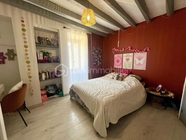 A 12min d'Etampes ( 11km) au coeur de la Vallée de la juine, venez découvrir cette maison en pierre atypique et pleine de charme, composée à la base de deux maisons, aujourd'hui réunies offrant ainsi de beaux espaces pour une vie familiale et/ou une activité professionnelle (gîtes, libérales, ect...) grâce à son vaste bureau doté de son entrée et d'un compteur électrique indépendants. Ce bien comprend entrée, cuisine aménagée et équipée ouverte sur le magnifique séjour cathédrale avec poêle à granule, un WC indépendant. A l'étage palier desservant 3 chambres, un grand dressing pouvant servir de 4 ème chambre, deux salle(s) de bains avec WC et un grenier aménageable. Atouts supplémentaires une cave, un grand terrain de 988m² clos et arboré avec terrasse intimiste idéal pour les amoureux de calme et verdure sans vis-à vis.