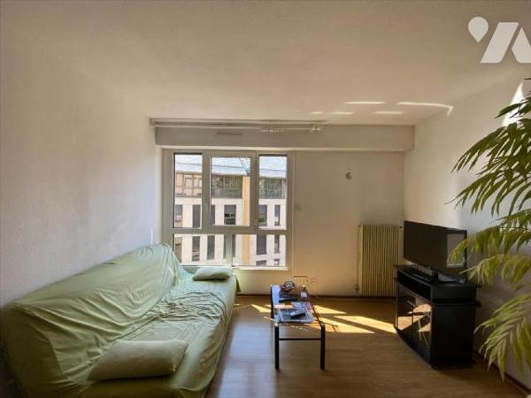 AURILLAC (secteur pont rouge), appartement libre au 4ème étage avec ascenseur comprenant entrée...