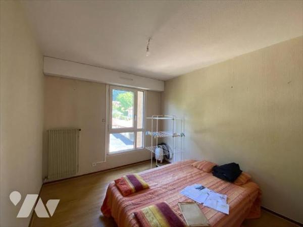 AURILLAC (secteur pont rouge), appartement libre au 4ème étage avec ascenseur comprenant entrée...
