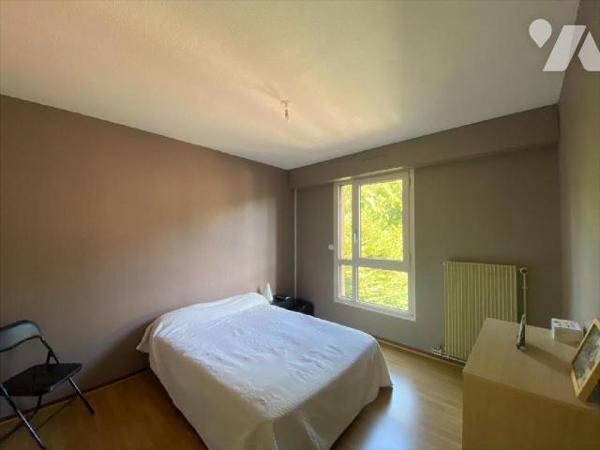 AURILLAC (secteur pont rouge), appartement libre au 4ème étage avec ascenseur comprenant entrée...