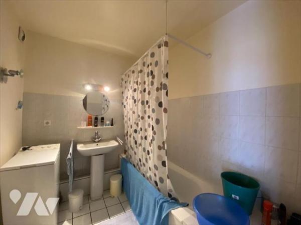 AURILLAC (secteur pont rouge), appartement libre au 4ème étage avec ascenseur comprenant entrée...