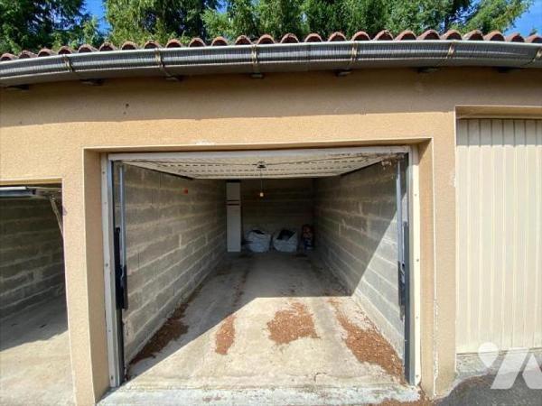 AURILLAC (secteur pont rouge), appartement libre au 4ème étage avec ascenseur comprenant entrée...