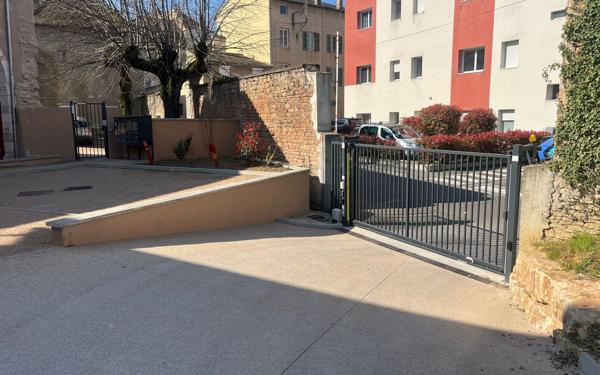 Stationnement à louer    Mâcon