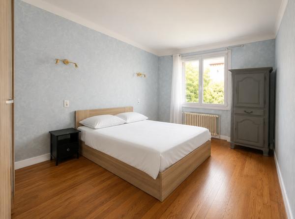 Oyonnax · Maison ~200 m² · 3 niveaux · terrain 667 m² · vue montagne · Oyonnax (01100)