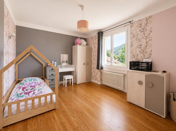 Oyonnax · Maison ~200 m² · 3 niveaux · terrain 667 m² · vue montagne · Oyonnax (01100)