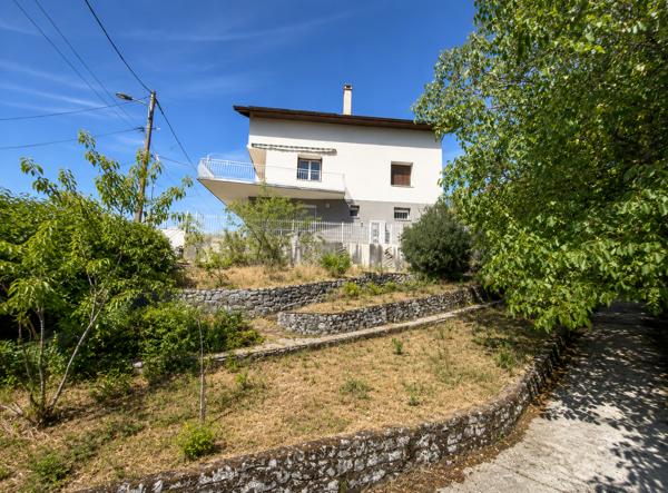 Oyonnax · Maison ~200 m² · 3 niveaux · terrain 667 m² · vue montagne · Oyonnax (01100)