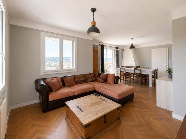 Oyonnax · Maison ~200 m² · 3 niveaux · terrain 667 m² · vue montagne · Oyonnax (01100)