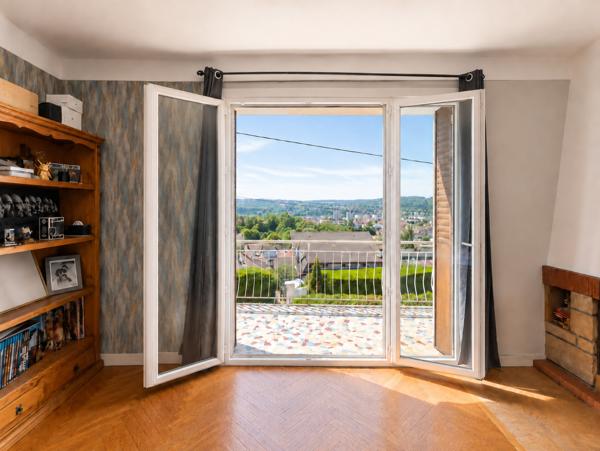 Oyonnax · Maison ~200 m² · 3 niveaux · terrain 667 m² · vue montagne · Oyonnax (01100)