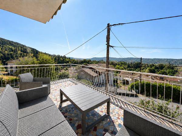 Oyonnax · Maison ~200 m² · 3 niveaux · terrain 667 m² · vue montagne · Oyonnax (01100)