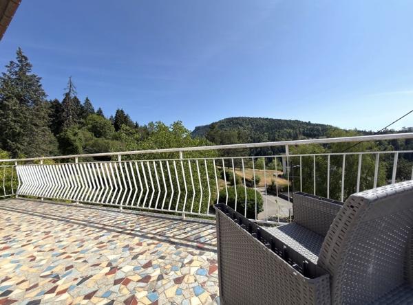 Oyonnax · Maison ~200 m² · 3 niveaux · terrain 667 m² · vue montagne · Oyonnax (01100)