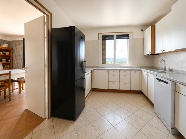 Oyonnax · Maison ~200 m² · 3 niveaux · terrain 667 m² · vue montagne · Oyonnax (01100)