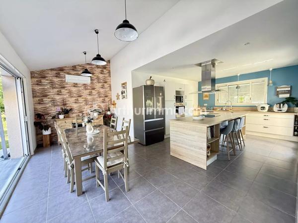 Vente                                                      Maison
                        
                     5 pièces                      136 m2                     à Saint-Astier