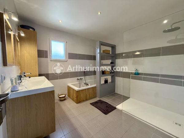 Vente                                                      Maison
                        
                     5 pièces                      136 m2                     à Saint-Astier