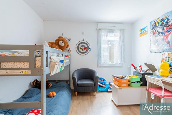 APPARTEMENT DE 2021 - 3 PIECES - RDC SUR COUR